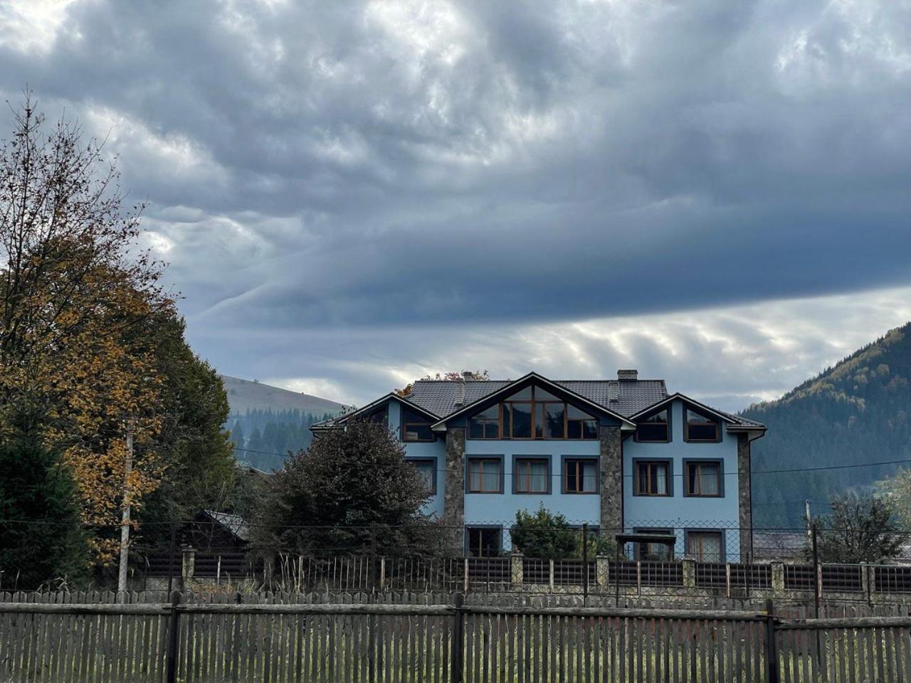 Старе Подвір'Я Verkhovyna Esterno foto